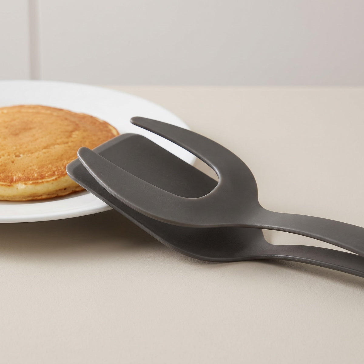 2-in-1 Heat-Resistant Spatula Tongs for Fish and Pancakes - close-up of the spatula end and gripping arm