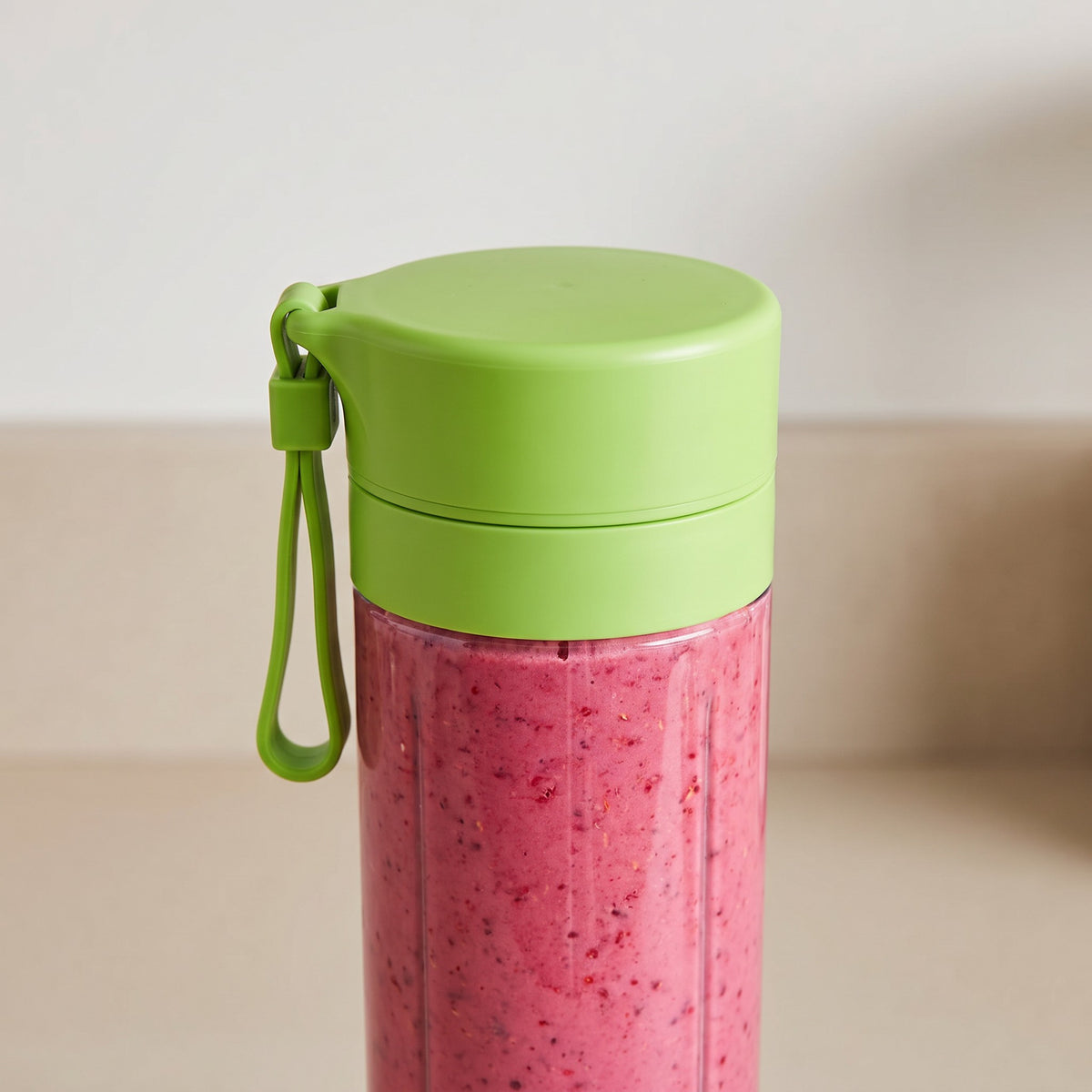 Portable 380 ml USB Rechargeable Blender with 6 Blades - close-up of the clear cup, screw-on lid and carrying loop