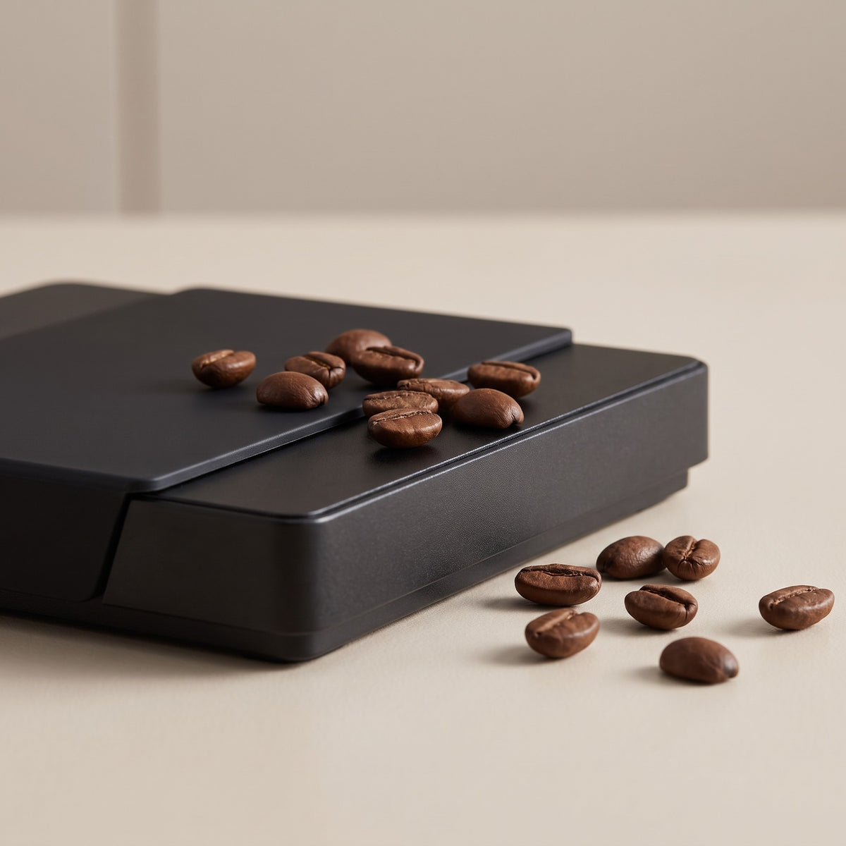 Rechargeable Coffee Scale with 0.1 g Precision for Espresso - close-up of the aluminum alloy body and weighing platform